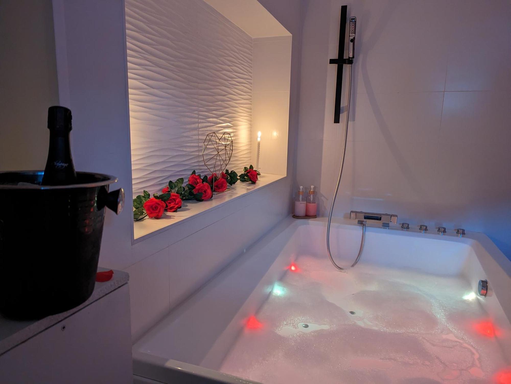 Love Room Perpignan Jacuzzi & Ambiance Romantique Villeneuve-de-la-Raho Exterior photo
