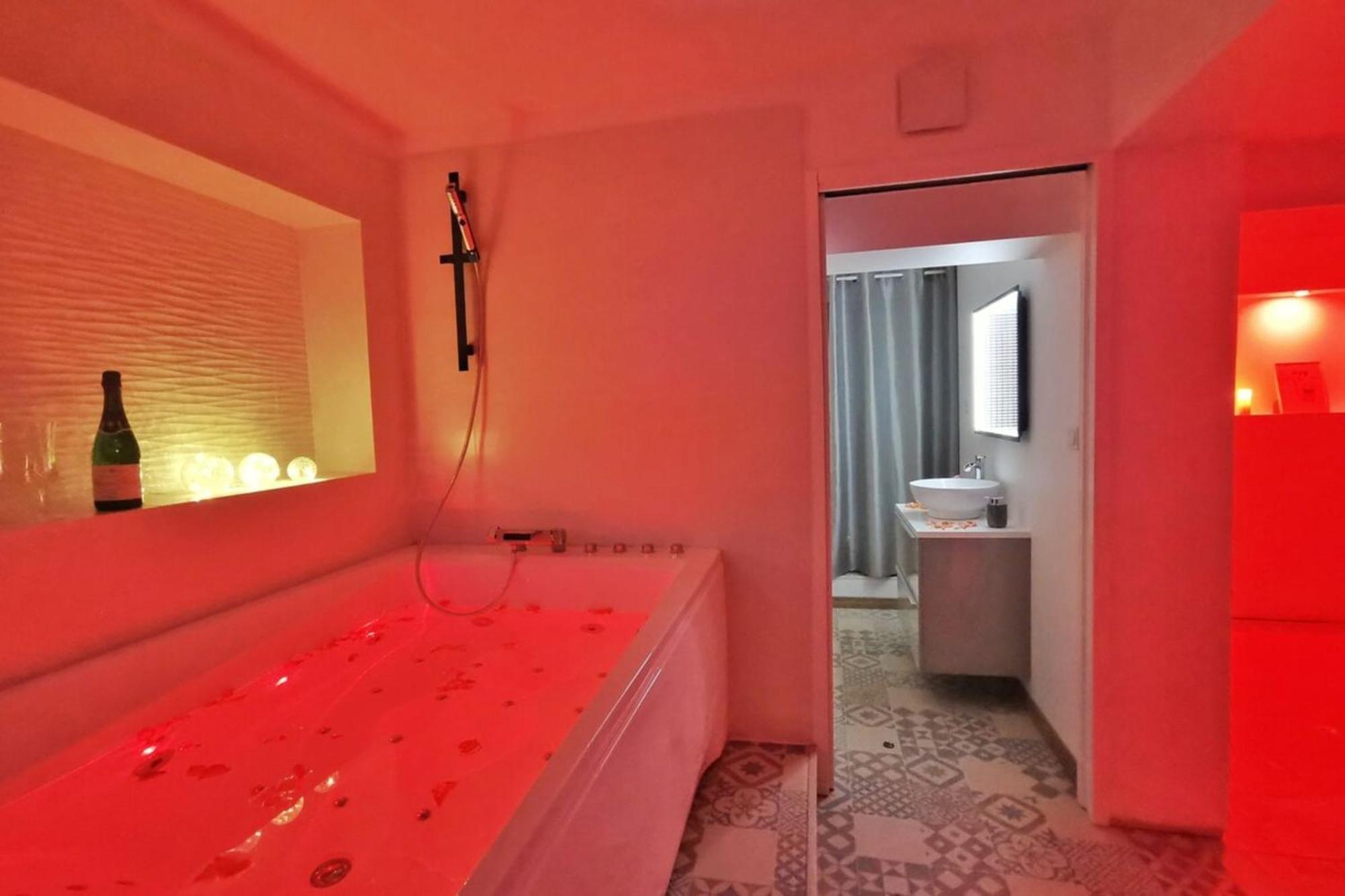 Love Room Perpignan Jacuzzi & Ambiance Romantique Villeneuve-de-la-Raho Exterior photo